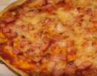 Reteta: pizza cu carnati la cuptor